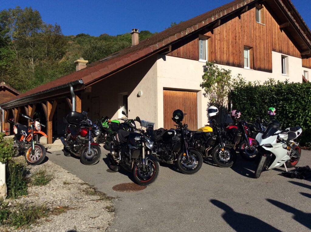 Moto garée devant le gîte