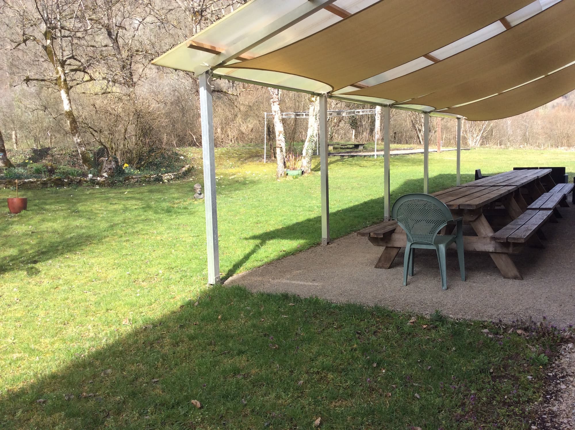 Jardin et tables extérieures