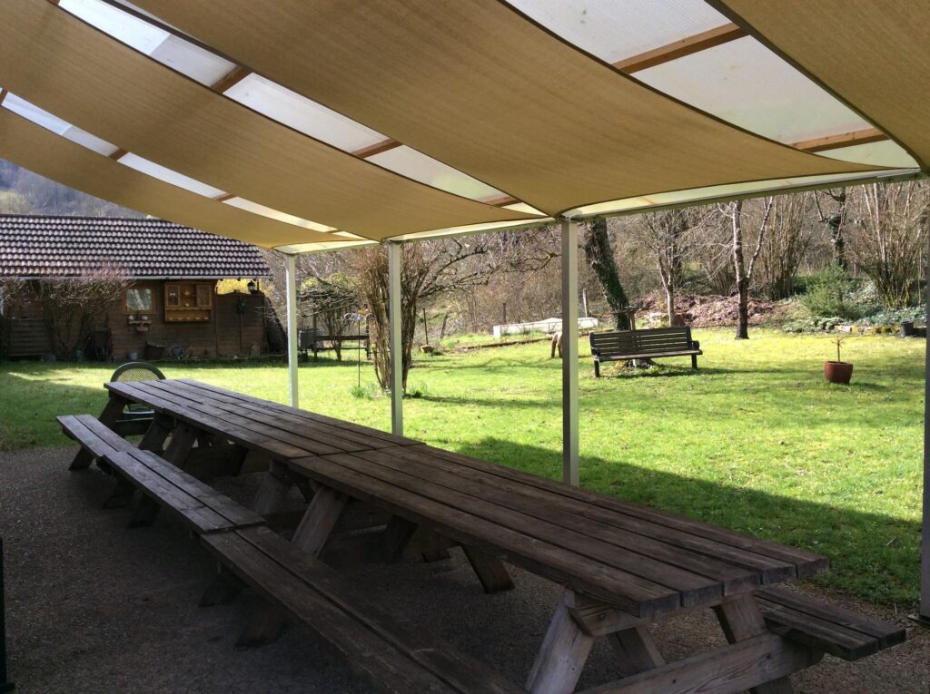 Tables extérieures ombragées du gîte La Tuffière
